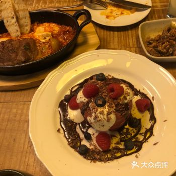 第一次是被门口的火腿吸引，后来才知道是假的哈哈哈哈