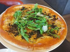 香烤菌菇比萨配芝麻叶-WOLFGANG PUCK KITCHEN & BAR(迪士尼小镇店)