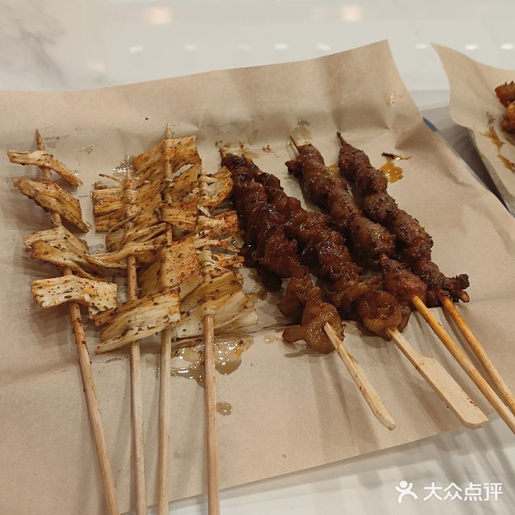 这家烧烤，我能炫三盘！家人们，偶然发现一家超绝的烧烤店