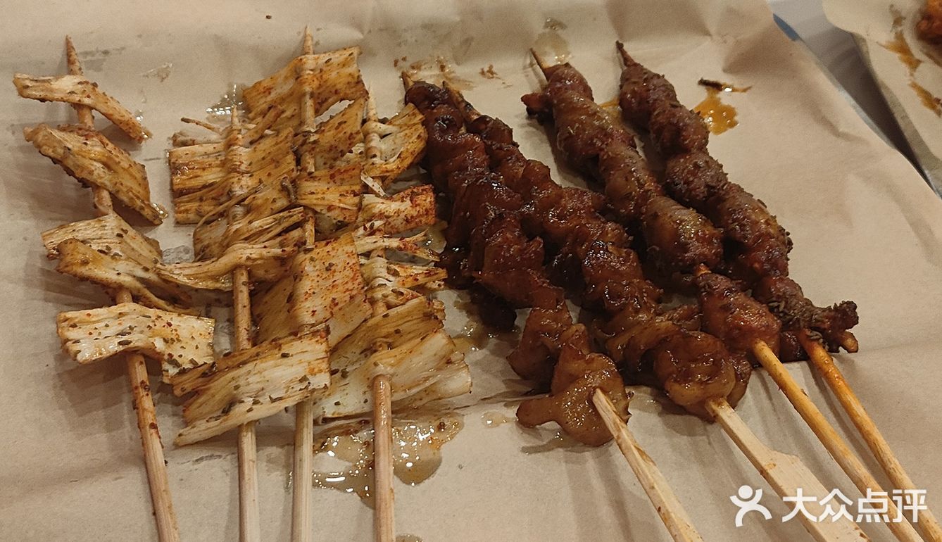 这家烧烤，我能炫三盘！家人们，偶然发现一家超绝的烧烤店