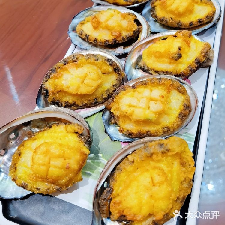 这家店在崂山区上实中心，是一家白酒公司，现在也做私房