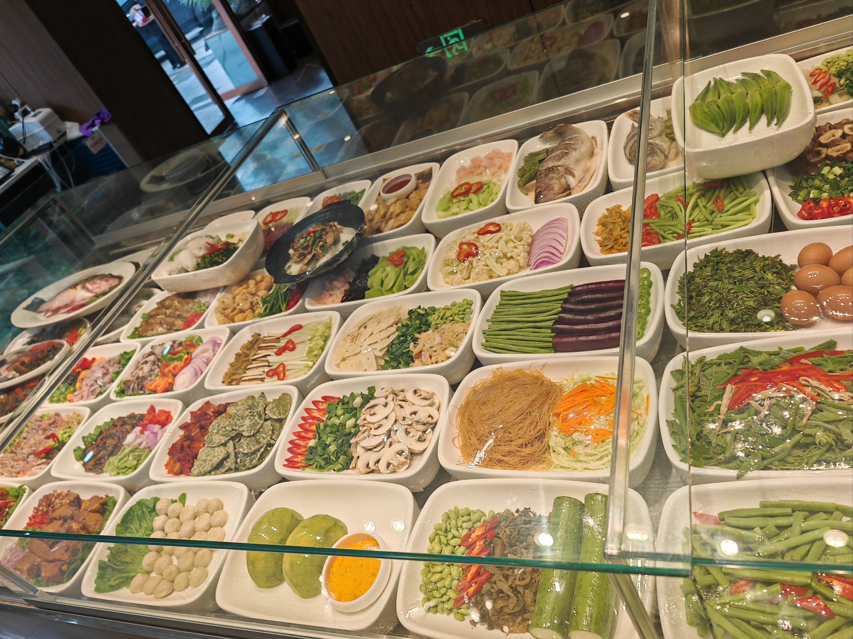 这家店的菜品明档摆菜,菜品很ok,新鲜看