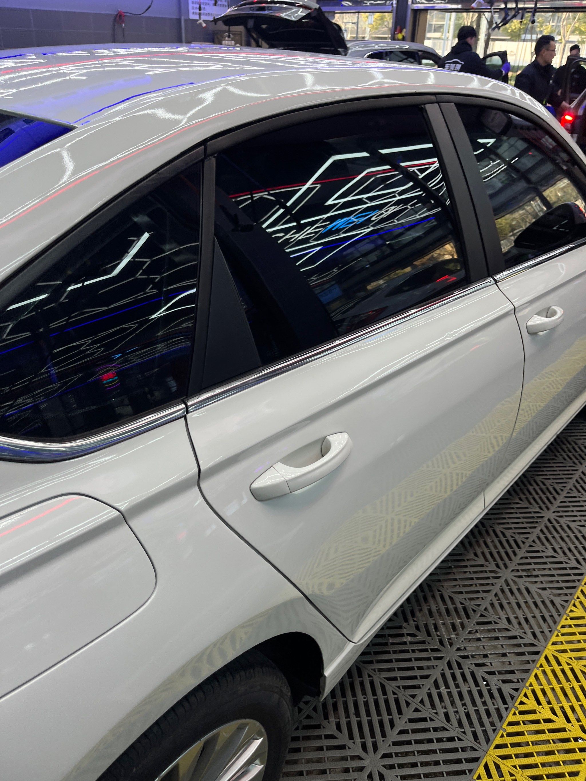 车美琪太阳隔热玻璃膜