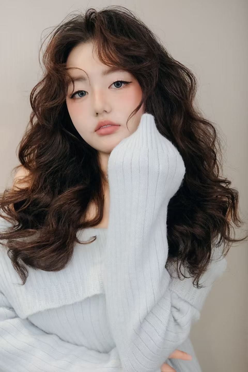 n复古千金感卷发
大波浪卷适合打造温柔气质
微卷中长发则更n
