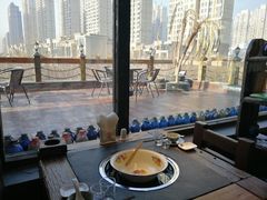 靠窗位-大匠工房古船木艺术餐厅·猪肚鸡专门店(长白仙岛店)