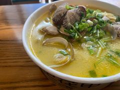 酸辣金汤花甲粉-何记花甲(海岸城旗舰店)