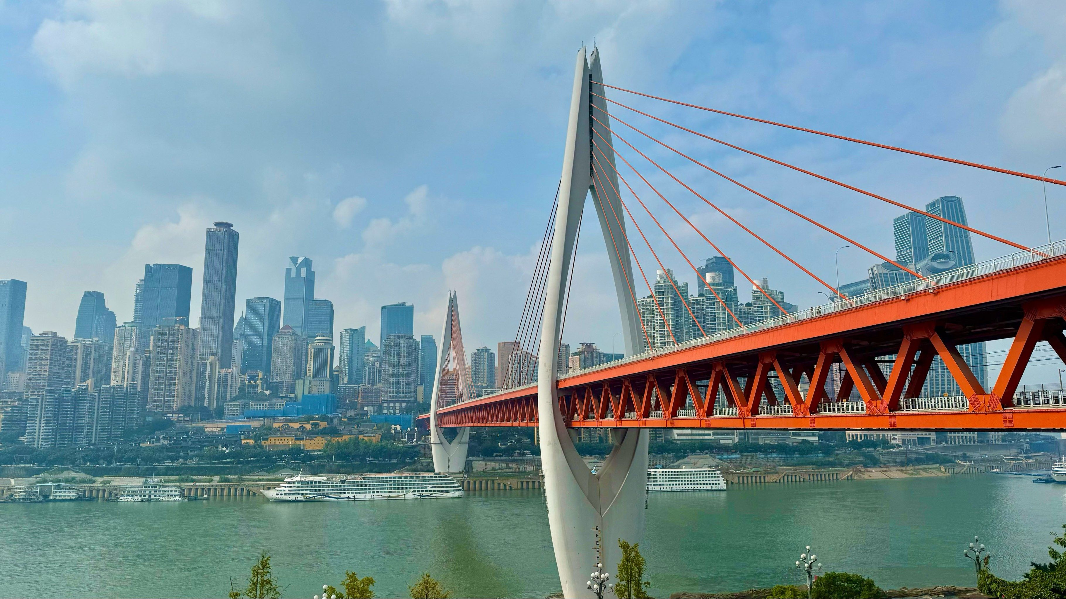 龙门浩老街 位于南岸区南滨路,交通便利,就在江边