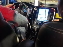 -卡罗酒店(东门晒布地铁站店)