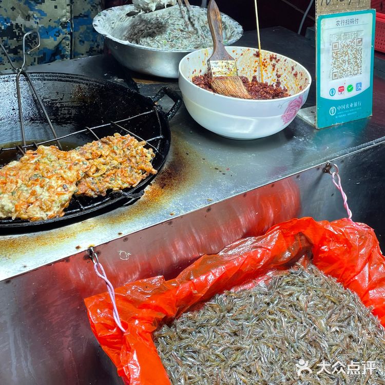 湖南凤凰古城这里的虾饼还真不赖啊！鲜虾还在跳啊跳！