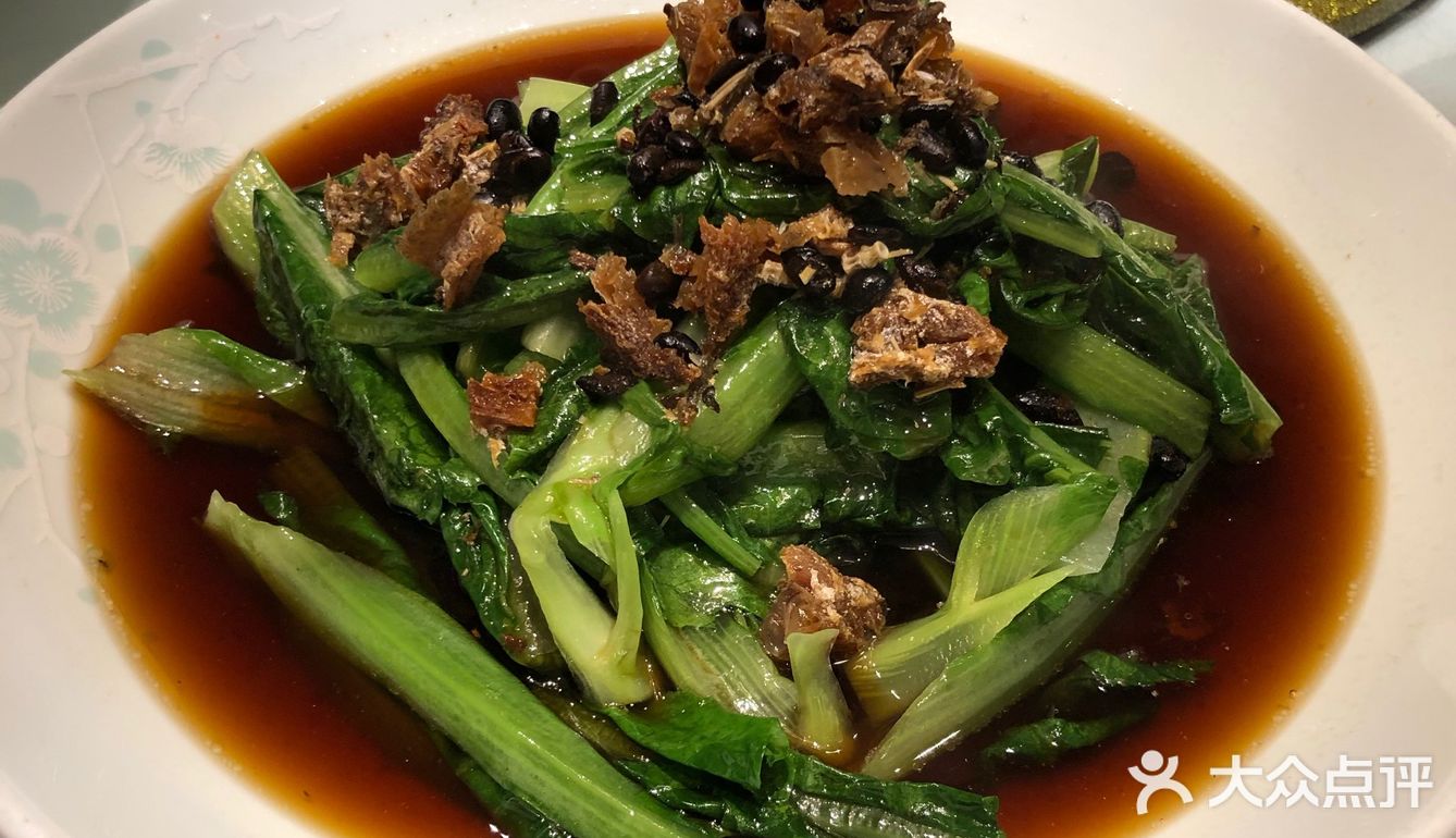 避风塘在瑞金路开了少说也有二十年了,今晚来这里吃宵夜