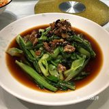 避风塘在瑞金路开了少说也有二十年了,今晚来这里吃宵夜