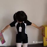 这个小女孩游泳游得真好呀。