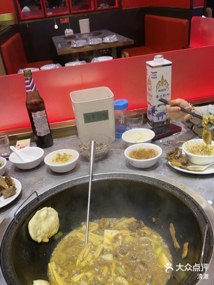 环境卫生干净整洁,老板服务很好很热情款待 鲁员外地锅鸡地锅鱼(学院