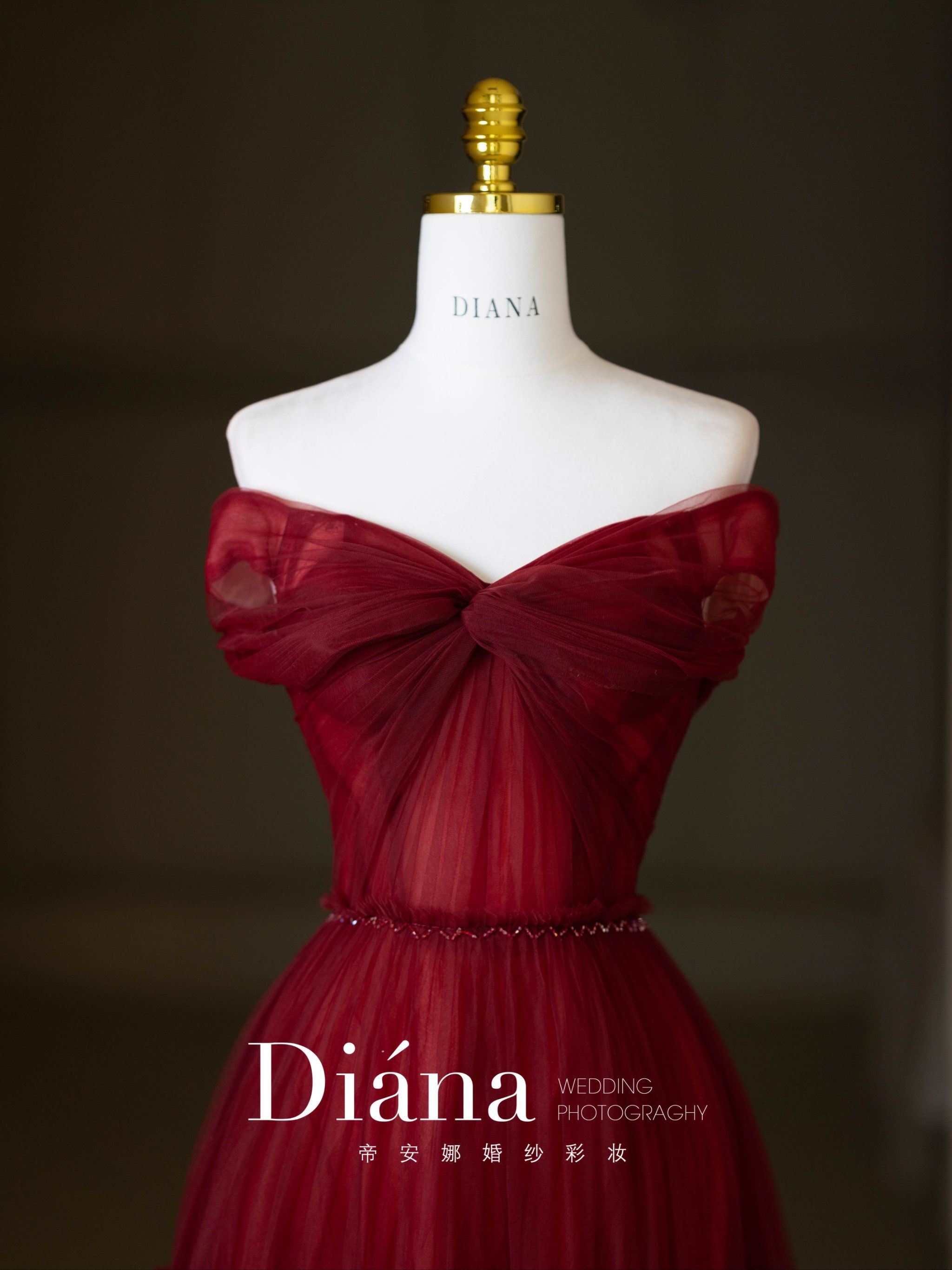 红色蛋糕裙我的红色礼服天花板 以红色作为基调