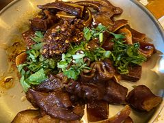肥肠牛舌炒猪耳朵-有肉食·虎九闽菜(798艺术区店)