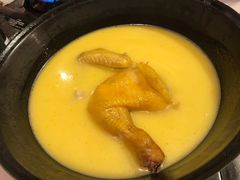 浓厚原只鸡煲花胶汤-鲜入围煮花胶鸡海鲜火锅