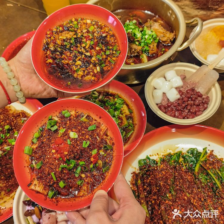 都江堰美食探店🦆烤鸭甜不辣你没吃过的体验！