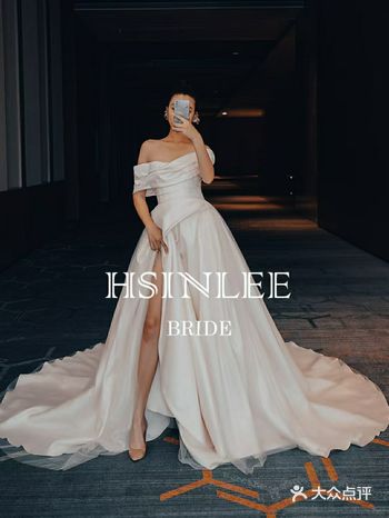 珍珠高贵纯净的光泽与巴黎水光缎的层层波纹相互映衬