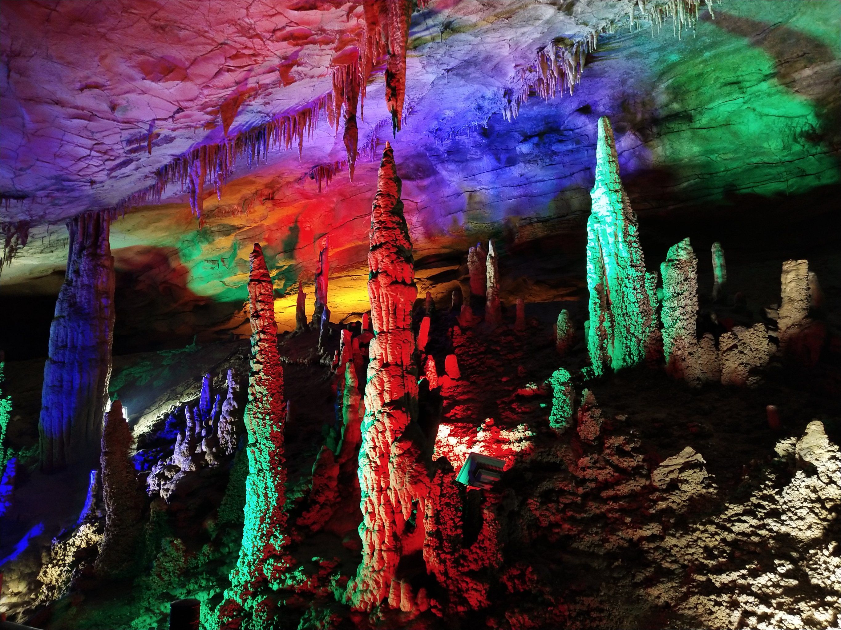 灯光下的溶洞,美得像画