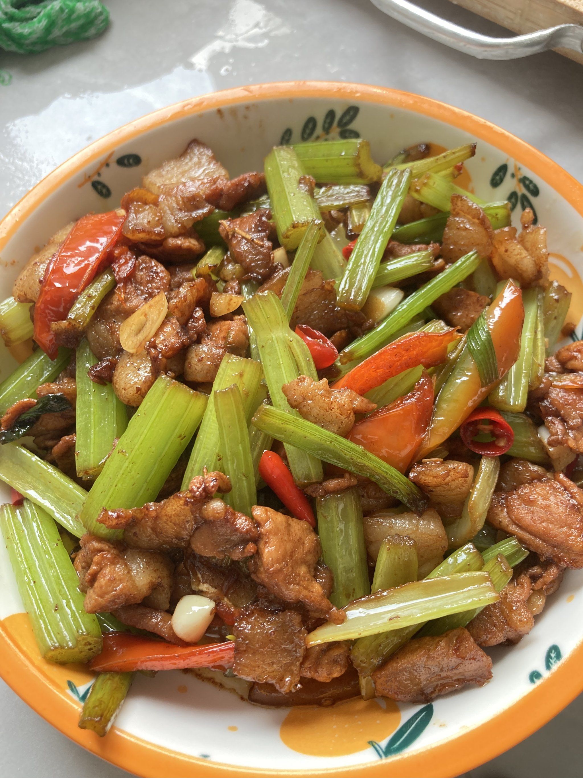 家常小炒芹菜炒肉,味道真的绝了!