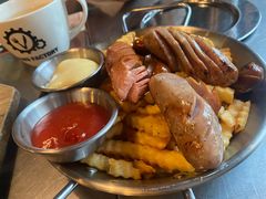 香肠炸鸡拼盘-MI WU FACTORY米屋美食工厂餐厅(绿地店)