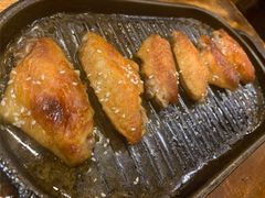 料理烤焦香翅中-老东镇啤酒屋海鲜加工·蒸汽海鲜·海鲜烧烤(台东店)