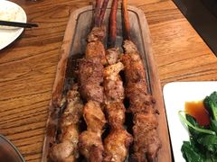 红柳羊肉串-阿里家·新疆烤肉酒場 by MIG