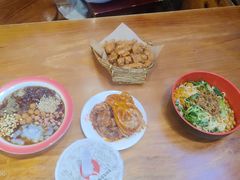 -爆炸头阿姨小四川正宗川味小吃(无任何分店)