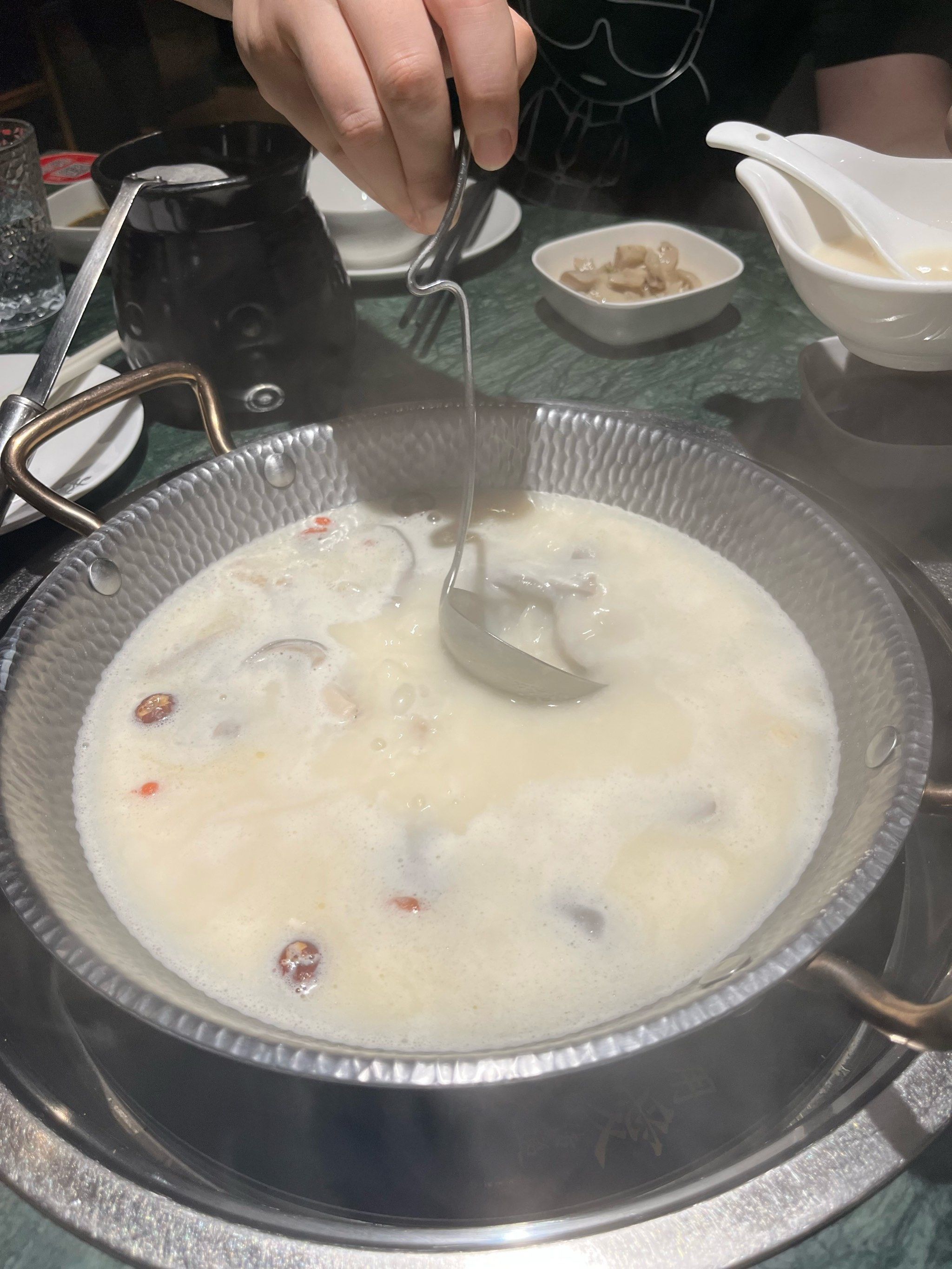 捞王的猪肚鸡锅底依旧那么好吃!