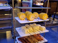 面包甜点陈列柜-三个蒙古大叔羊肉串(大宁店)