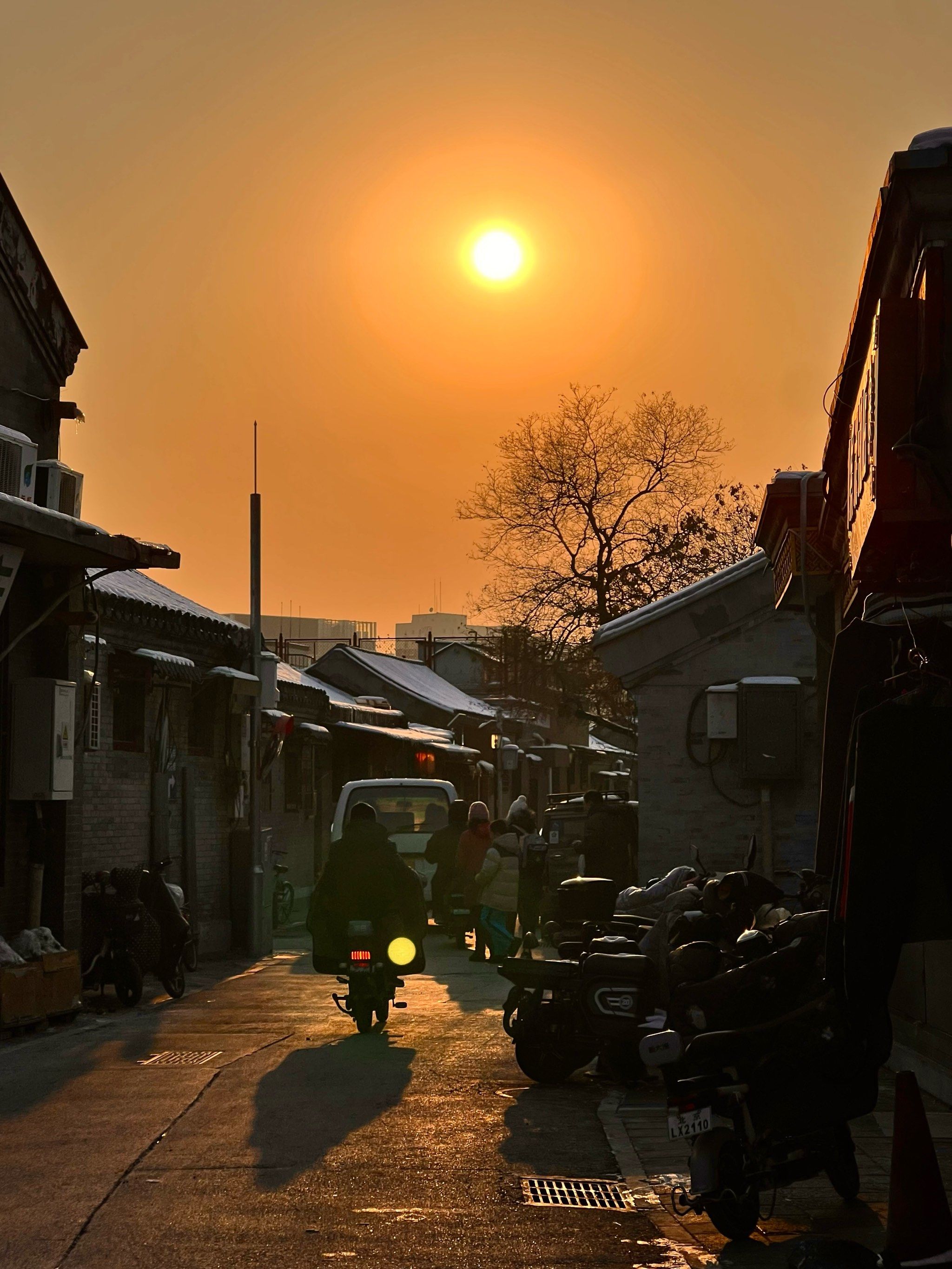 谁懂啊❗️夕阳下发着光的老北京胡同‼️