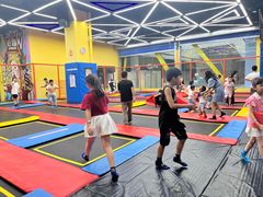 -爱蹦iBOON蹦床运动馆(江汉店)