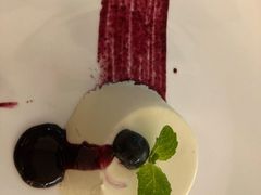 意式奶冻配蓝莓酱-casamosaico卡萨马可意大利餐厅