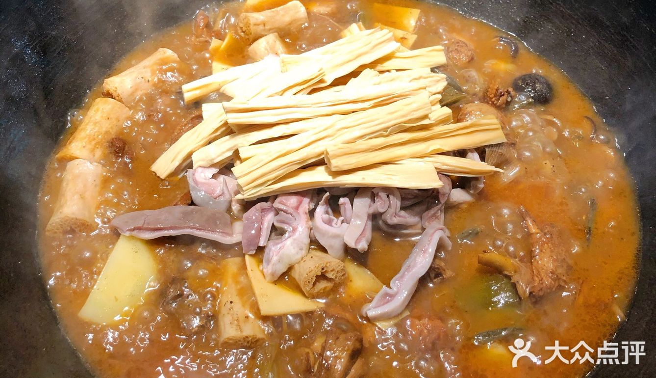 东吴城下地锅鸡，鸡肉入味饼儿香