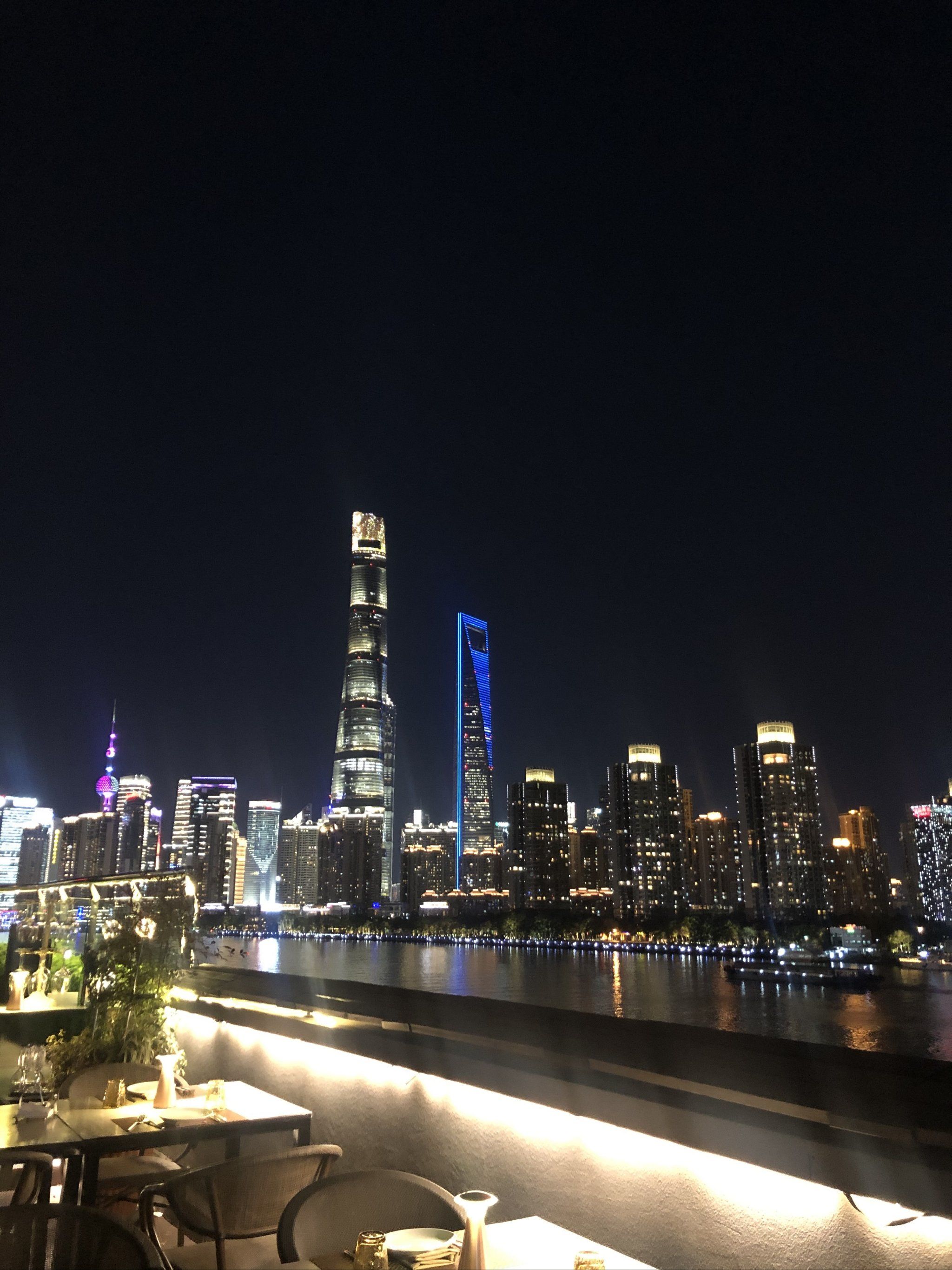 在超大的露台上换一个角度看陆家嘴的绝美夜景
