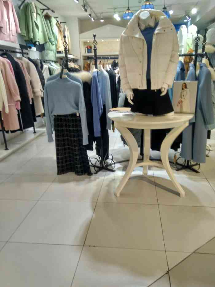 这是一家经营女装的商铺.现在都是冬装了,感觉他