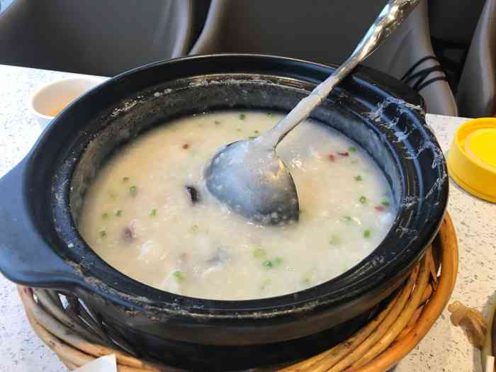 如轩砂锅粥(赤壁店)-"排骨粥!感觉排骨不新鲜!和服务人员反映也.