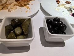 酸黄瓜和橄榄-Oyster Talks 四度蚝法餐厅