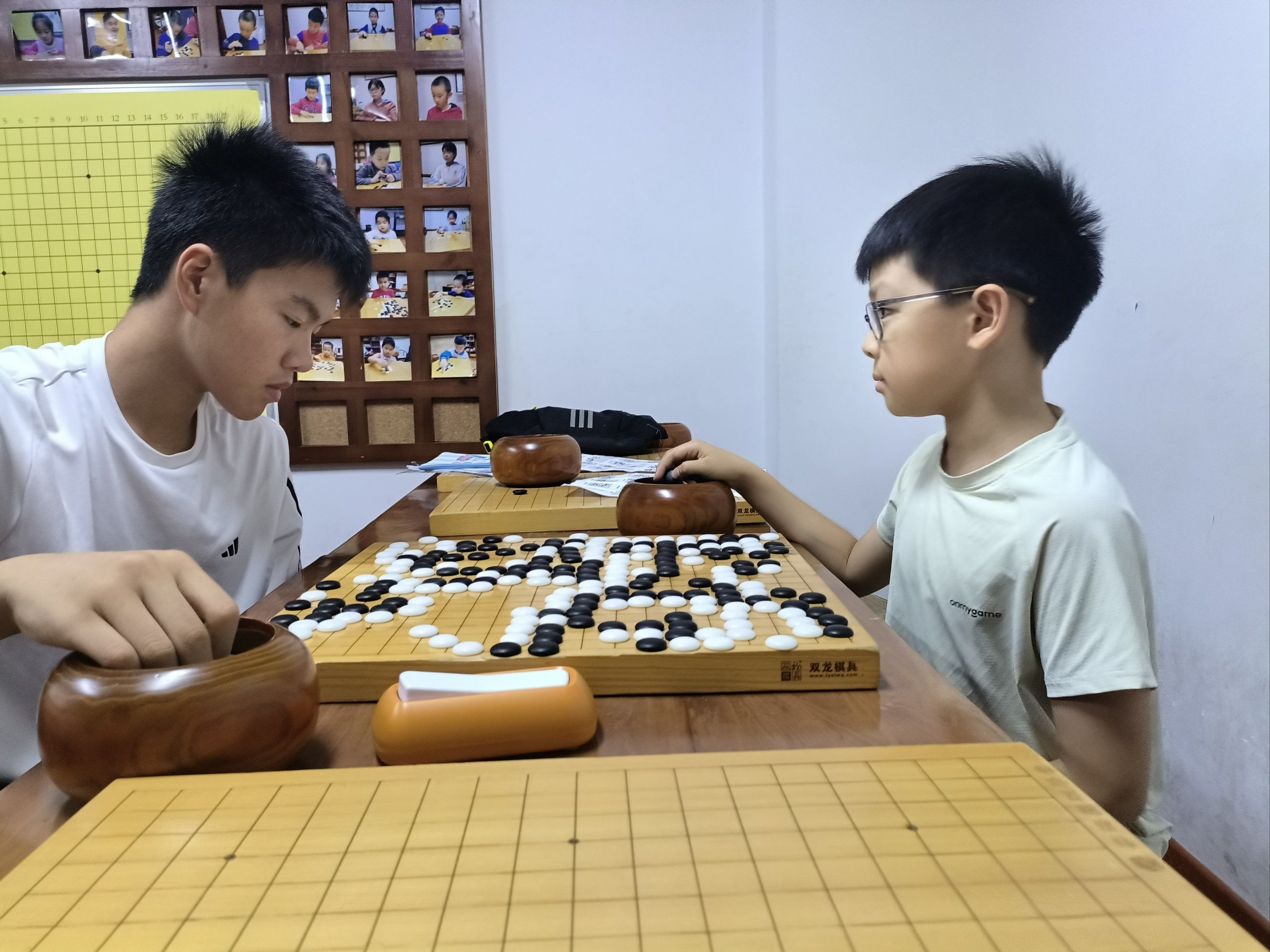 小朋友认真听课