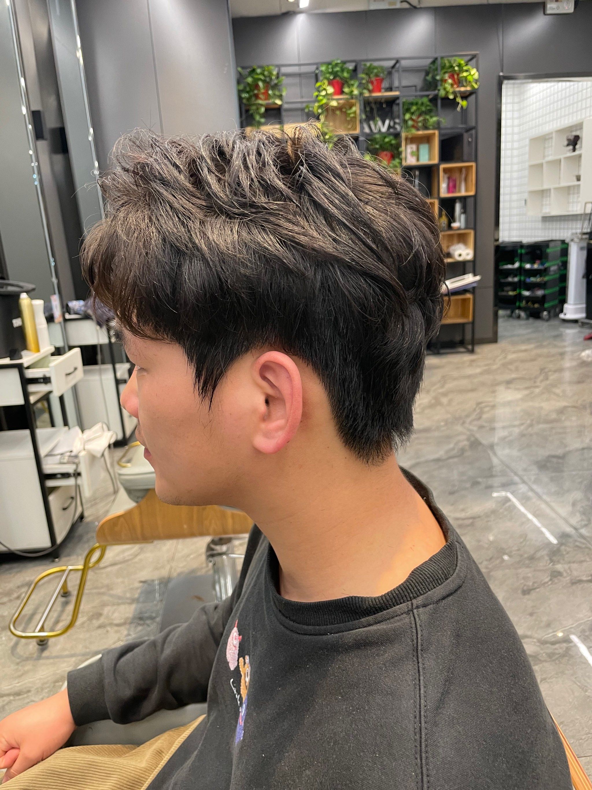 这是一款男士纹理烫发不管是微分还是偏分都可以