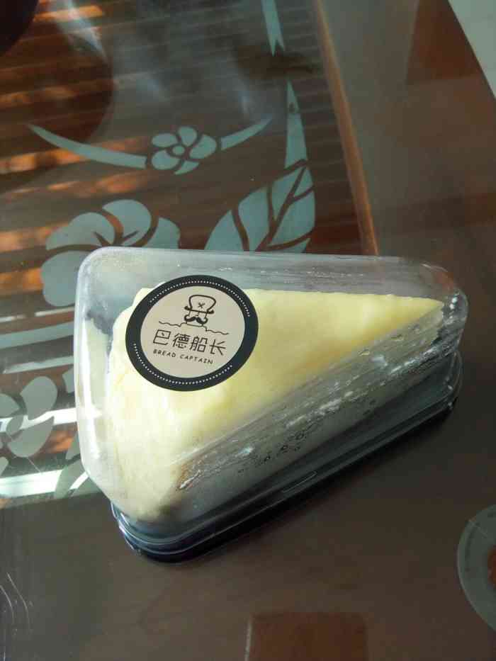 这家巴德船长店开在步行街,有两层,二楼是休息区,买了面包蛋糕可以在