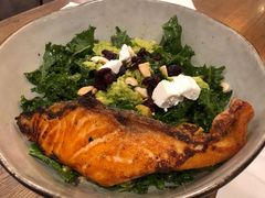 煎三文鱼牛油果色拉-wagas(暖山店)