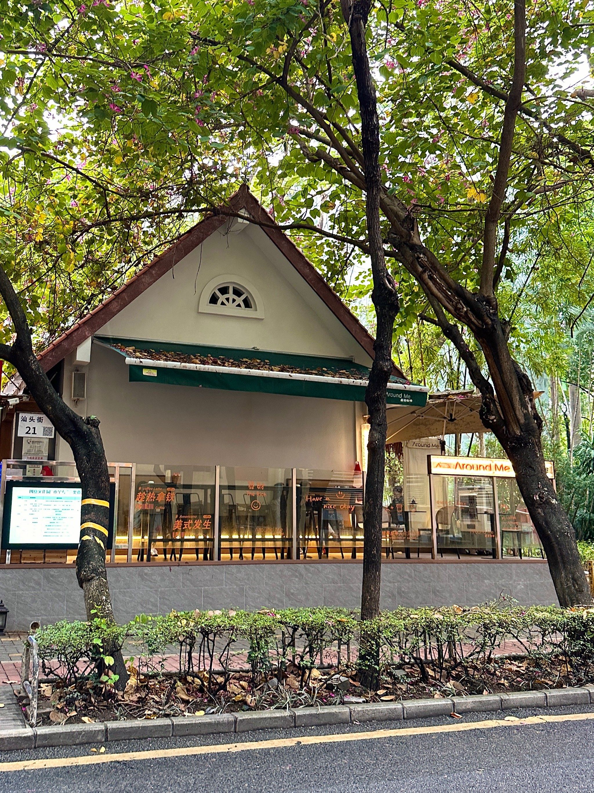 就在华侨城\\n超治愈的小木屋咖啡店