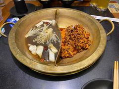 菌汤鸳鸯锅-沸炉重庆老火锅(军事博物馆店)
