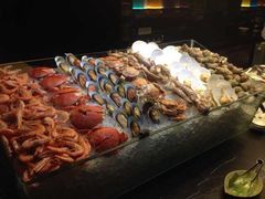 海鲜很多可惜是冷的-唐拉雅秀酒店-西锦汇空中BBQ·思创餐厅