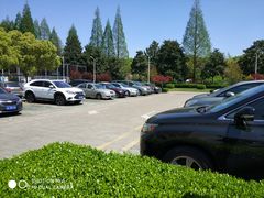 -迪卡侬运动专业超市-停车场