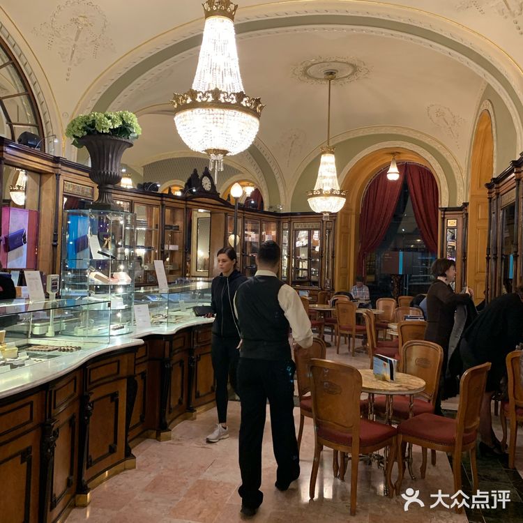 布达佩斯很古老的一家咖啡馆… 旁边是一家米其林二星的