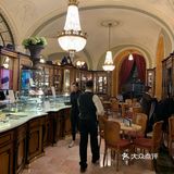 布达佩斯很古老的一家咖啡馆… 旁边是一家米其林二星的
