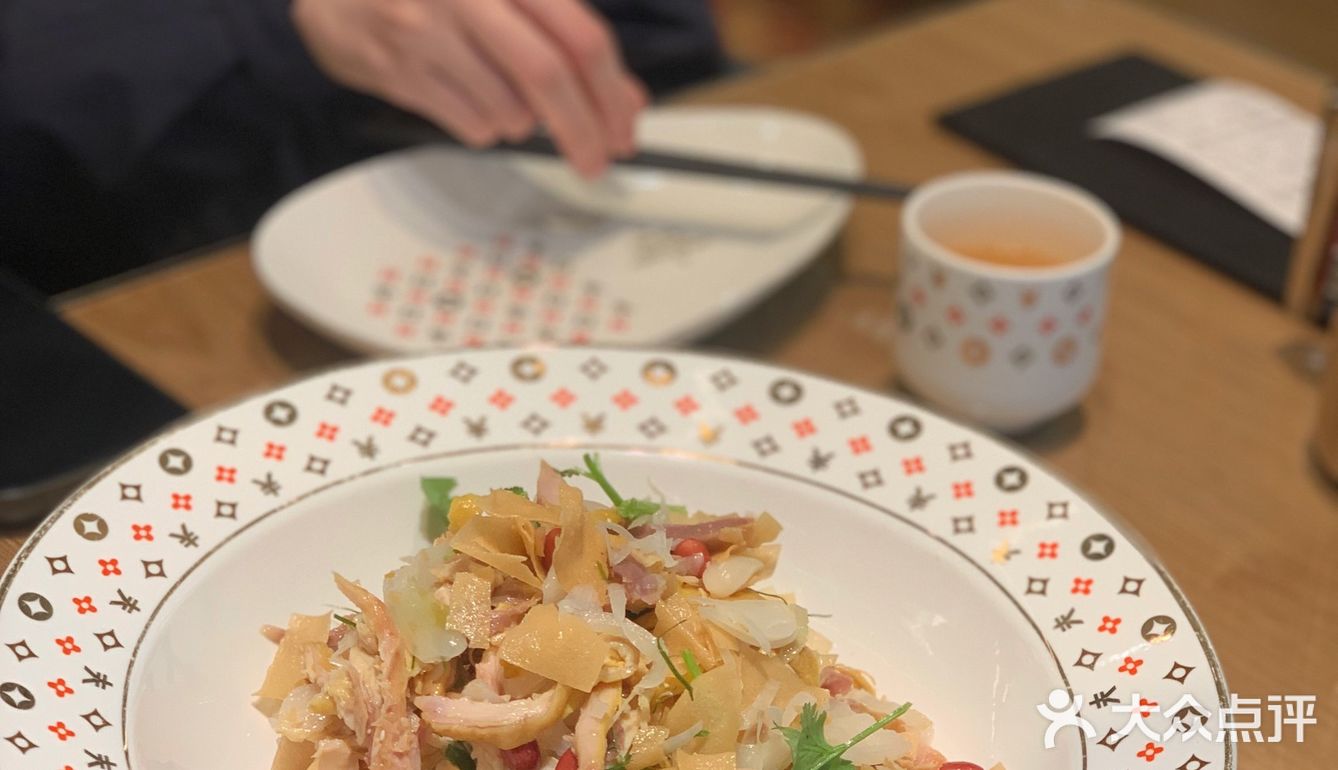 居然是透明的，坐上背靠还可以，差一点舒适感