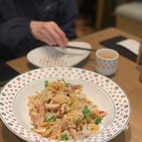 居然是透明的，坐上背靠还可以，差一点舒适感